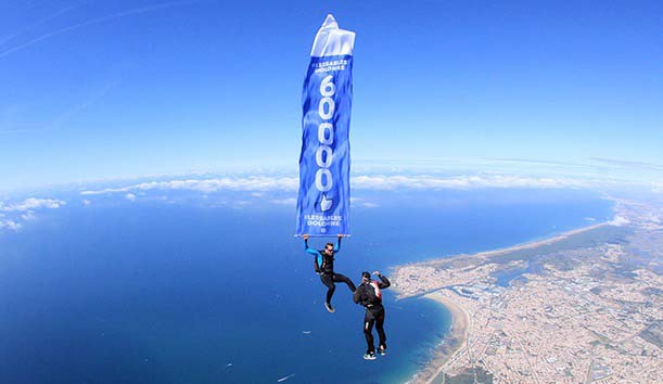 Saut en Parachute pour Célébrer les 60 000 Abonnés de l'Office de Tourisme des Sables d'Olonne