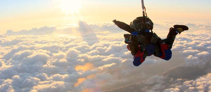 Enseignement du parachutisme : on commence souvent avec un saut tandem